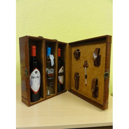Estuche de tres botellas de vino.