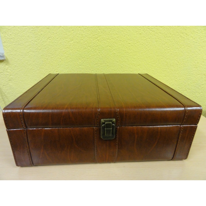 Estuche de tres botellas de vino.