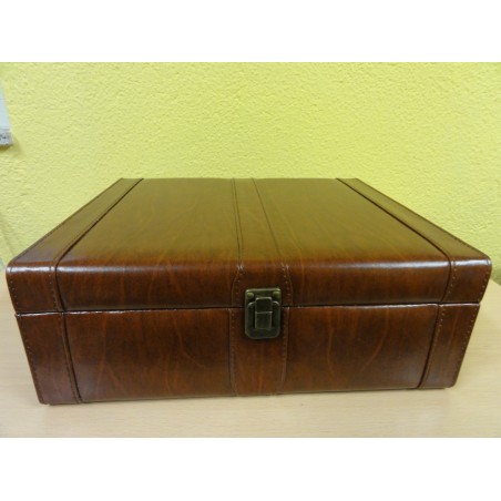 Estuche de tres botellas de vino.